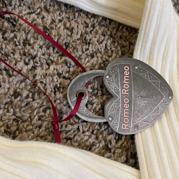 Elegant White V-Neck Ribbed Blouse - Picture 7 of 7